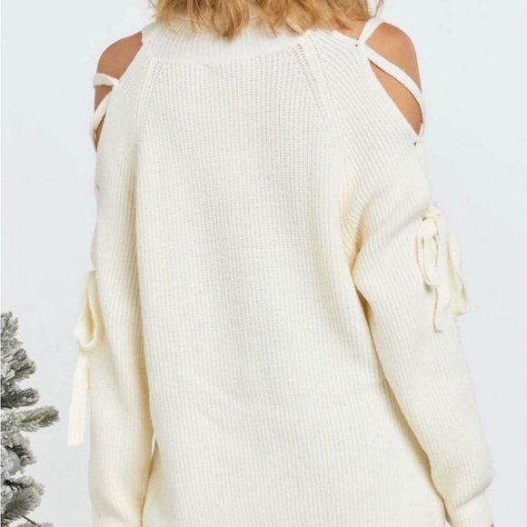 Laced Cold Shoulder Turtleneck Soft Knit Sweater Size Large BNWT - Picture 3 of 4